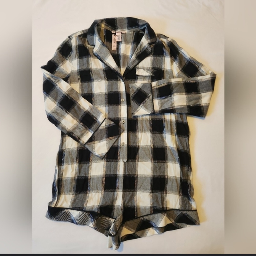 Great condition Victoria's Secret PJs with belt